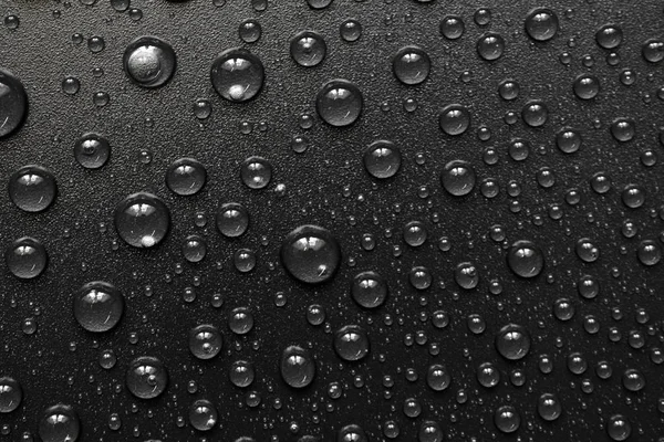 su siyah arka plan üzerine bırakır. Makro.