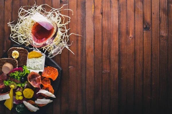 Turşu sebze ve et aperatifler ayarlayın. İtalyan mutfağı. Üstten Görünüm. Ahşap arka plan üzerinde.