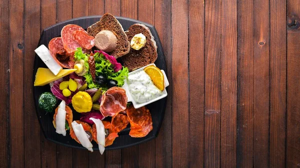 Turşu sebze ve et aperatifler ayarlayın. İtalyan mutfağı. Üstten Görünüm. Ahşap arka plan üzerinde.