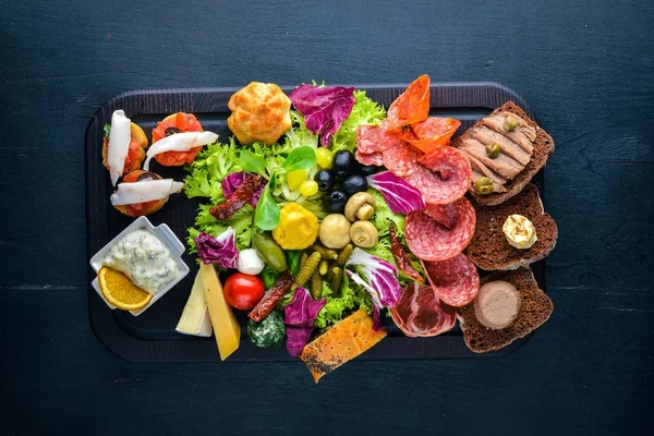 Turşu sebze ve et aperatifler ayarlayın. İtalyan mutfağı. Üstten Görünüm. Ahşap arka plan üzerinde.