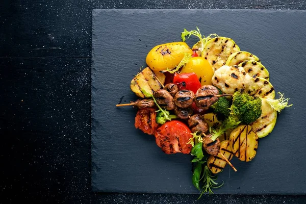 Izgara sebze. Ahşap bir arka plan üzerinde. En iyi bir daha gözden geçirme. Boş alan.