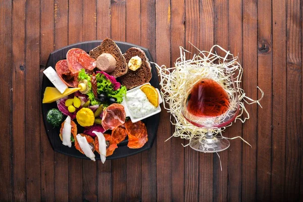 Turşu sebze ve et aperatifler ayarlayın. İtalyan mutfağı. Üstten Görünüm. Ahşap arka plan üzerinde.