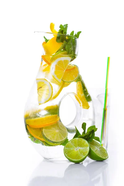 Un cocktail fresco di frutta tropicale e succo di frutta con ghiaccio. Frutta fresca lime, limone, menta, kiwi. Vista dall'alto. Su sfondo bianco . — Foto Stock