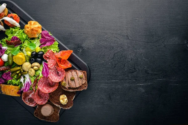 Turşu sebze ve et aperatifler ayarlayın. İtalyan mutfağı. Üstten Görünüm. Ahşap arka plan üzerinde.