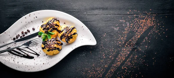 Ahşap arka plan üzerinde demlenmiş kek. Üstten Görünüm. Metniniz için boş alan.