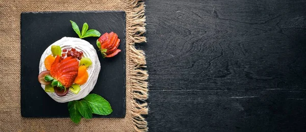 Desart mit frischen Erdbeeren und Minze. Italienische Küche. Ansicht von oben. auf Holzgrund. — Stockfoto