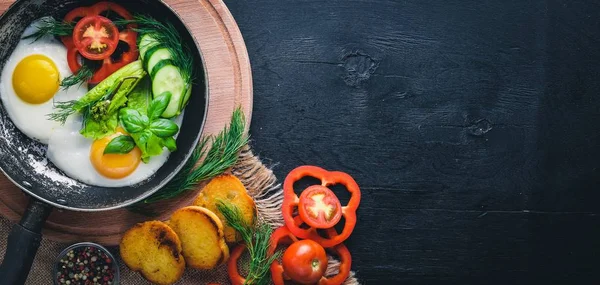 Otlar, kızarmış yumurta ekmek ve sebze bir tavada tost. Üstten Görünüm. Boş alan.