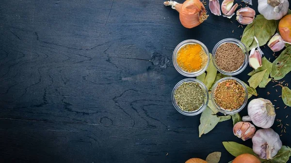 Zemin renkli Hint baharat ve otlar. Siyah Kara tahta.