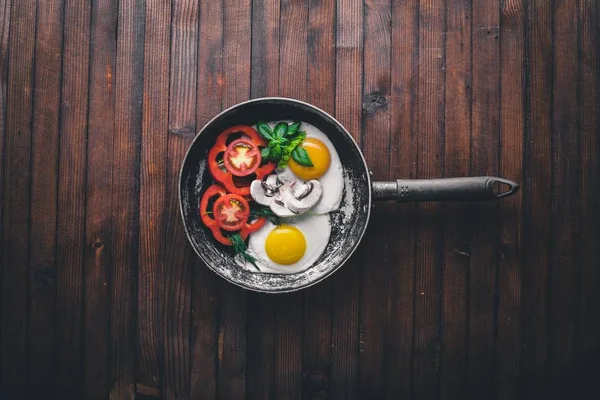 Sahanda yumurta ile bir tavada sebze ve otlar. Üstten Görünüm. Boş alan.