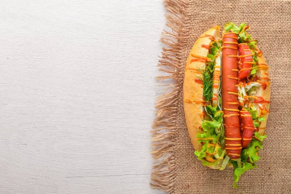 Sosisli otlar ve Baharatlar, hardal ve ketçap. Ahşap arka plan üzerinde. Üst alanı ile ilgilenen.