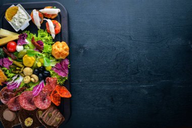 Turşu sebze ve et aperatifler ayarlayın. İtalyan mutfağı. Üstten Görünüm. Ahşap arka plan üzerinde.