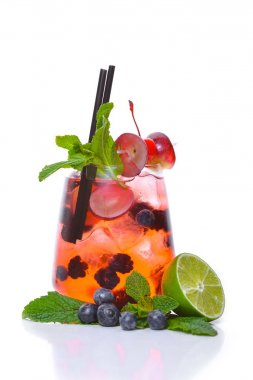 Tropikal meyve ve suyu buz ile taze bir kokteyl. Taze meyve kireç, limon, nane, kivi. Üstten Görünüm. Beyaz bir arka plan üzerinde.