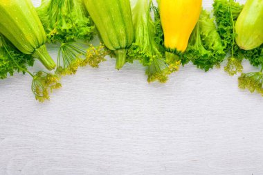 Squash ve otlar. Çiğ sebze üst görünümü. Metniniz için boş alan.