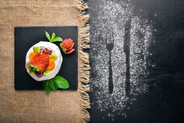 Taze çilek ve nane ile Desart. İtalyan mutfağı. Üstten Görünüm. Ahşap arka plan üzerinde.