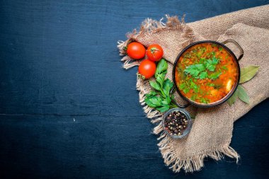 Domates çorbası sebzeli. Ahşap masa üzerinde. Üstten Görünüm.