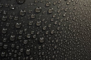 su siyah arka plan üzerine bırakır. Makro.