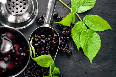 Ahşap arka plan üzerinde buz ile taze Siyah frenk üzümü kokteyl. Üstten Görünüm. Boş alan.