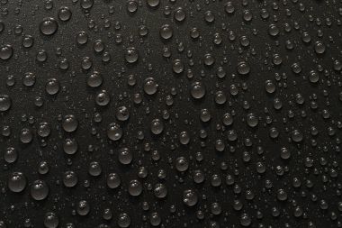 su siyah arka plan üzerine bırakır. Makro.