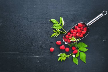 Ahşap arka plan üzerinde buz ile taze ahududu kokteyl. Üstten Görünüm. Boş alan.