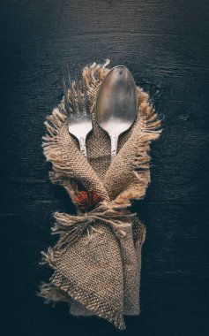 Çatal, kaşık ve çatal ahşap arka plan üzerinde eski kumaş. Üstten Görünüm. Boş alan.