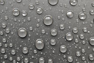 su siyah arka plan üzerine bırakır. Makro.