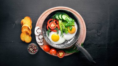 Otlar, kızarmış yumurta ekmek ve sebze bir tavada tost. Üstten Görünüm. Boş alan.