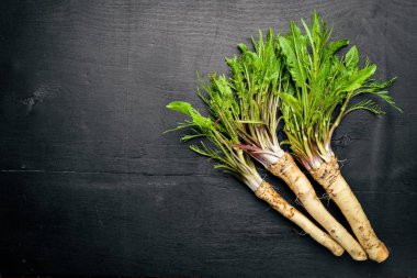 Taze horseradish. Siyah ahşap masanın üzerinde. Üstten Görünüm.