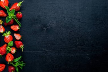 Taze çilek ile şeker ahşap arka plan üzerinde. Üstten Görünüm. Boş alan.