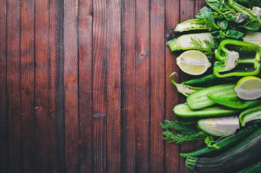 Büyük bir set bir ahşap zemin üzerine yeşil sebze. Üstten Görünüm. Boş alan.