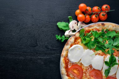 Pizza Mozzarella peyniri ve sebze. Ahşap bir arka plan üzerinde. Üstten Görünüm. Metniniz için boş alan.