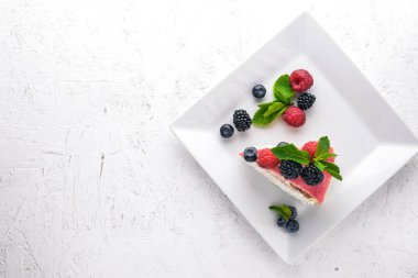 Tereyağı ve taze meyveler ve meyve ile pasta. Tatlı. Ahşap bir arka plan üzerinde. Üstten Görünüm. Metniniz için boş alan.