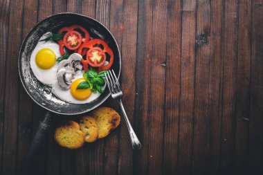 Otlar, kızarmış yumurta ekmek ve sebze bir tavada tost. Üstten Görünüm. Boş alan.