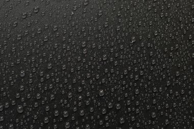 su siyah arka plan üzerine bırakır. Makro.