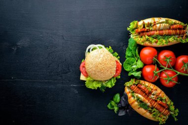 Ahşap arka plan üzerinde peynir, et ve yeşil soğan ile hamburger. Üstten Görünüm. Boş alan.