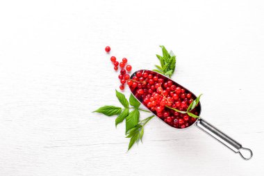 Ahşap arka plan üzerinde taze kırmızı kuş üzümü. Üstten Görünüm. Boş alan.