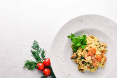 Karidesli risotto. Ahşap bir arka plan üzerinde. Üstten Görünüm. Metniniz için boş alan.