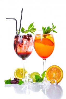 Tropikal kokteyl limon mentol ve blackberry üzerinde beyaz bir arka plan ile. Tonik. Üstten Görünüm.