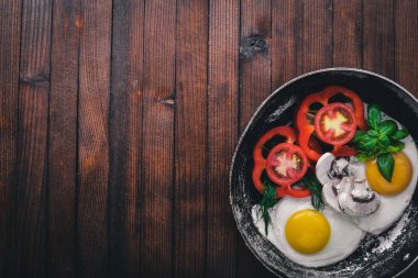 Sahanda yumurta ile bir tavada sebze ve otlar. Üstten Görünüm. Boş alan.