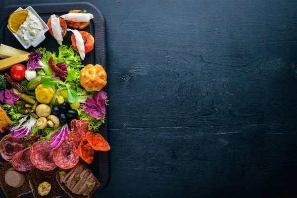 Turşu sebze ve et aperatifler ayarlayın. İtalyan mutfağı. Üstten Görünüm. Ahşap arka plan üzerinde.