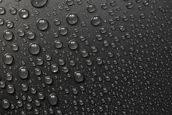 su siyah arka plan üzerine bırakır. Makro.