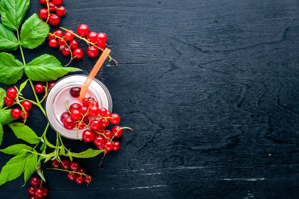 Frenk üzümü yoğurt. Ahşap bir arka plan üzerinde. En iyi bir daha gözden geçirme. Boş alan.
