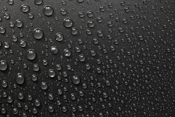 su siyah arka plan üzerine bırakır. Makro.