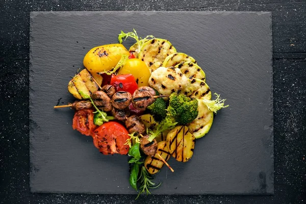 Izgara sebze. Ahşap bir arka plan üzerinde. En iyi bir daha gözden geçirme. Boş alan.