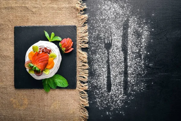 Taze çilek ve nane ile Desart. İtalyan mutfağı. Üstten Görünüm. Ahşap arka plan üzerinde.