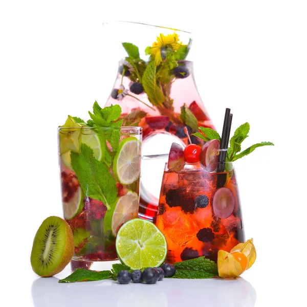 Tropikal meyve ve suyu buz ile taze bir kokteyl. Taze meyve kireç, limon, nane, kivi. Üstten Görünüm. Beyaz bir arka plan üzerinde.