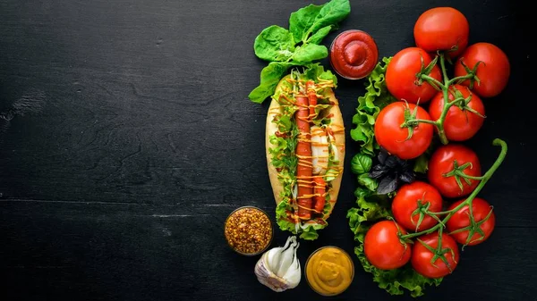 Sosisli otlar ve Baharatlar, hardal ve ketçap. Ahşap arka plan üzerinde. Üst alanı ile ilgilenen.