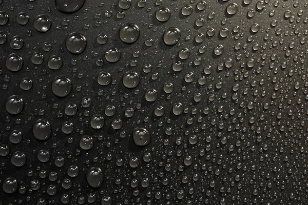 su siyah arka plan üzerine bırakır. Makro.