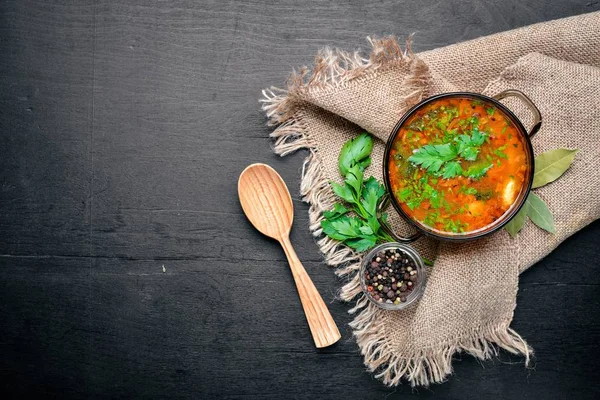 Domates çorbası sebzeli. Ahşap masa üzerinde. Üstten Görünüm.