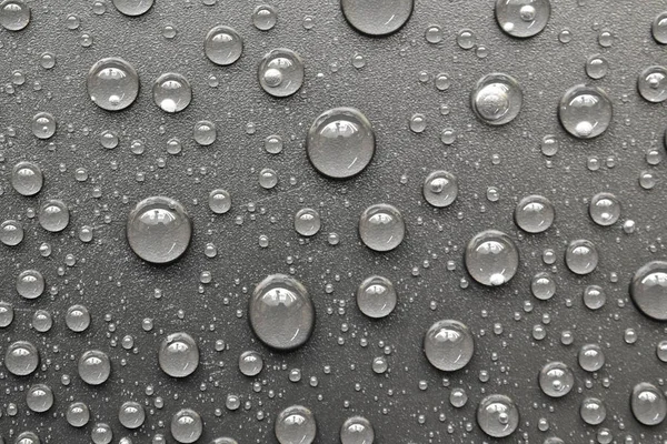 su siyah arka plan üzerine bırakır. Makro.