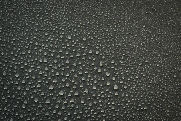 su siyah arka plan üzerine bırakır. Makro.